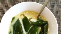 Ting..Ting! Segarnya Es Cincau Hitam dan HIjau Dipadu dengan Sirop Buat Berbuka
