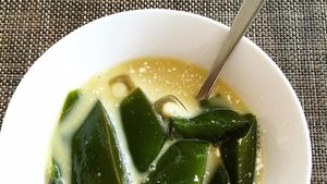 Ting..Ting! Segarnya Es Cincau Hitam dan HIjau Dipadu dengan Sirop Buat Berbuka