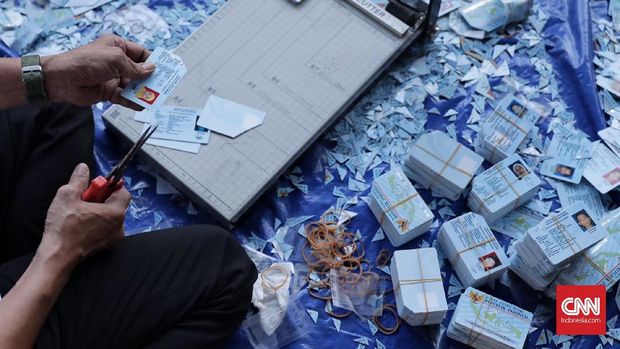 Melihat ke Dalam Gudang Penyimpanan Ratusan Ribu E-KTP