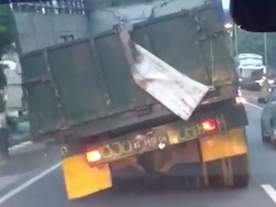 Nggak Ada Roda Belakang, Truk Gandeng Ini Jalannya Miring-miring