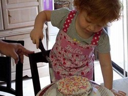 Bikin Haru, Anak 4 Tahun Ini Kirimkan Kue Ulang Tahun untuk Ibunya di Surga