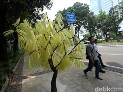 48 Pohon Imitasi di Trotoar Jakarta Baru Dipasang 3 Hari