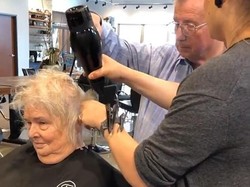 Video Viral Kakek Belajar Menata Rambut Istri Ini Bikin Netizen Tersentuh