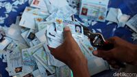 e-KTP Rusak yang Tercecer di Bogor Dipotong