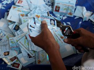 Orang Gila yang Antre Bikin e-KTP Rusak Kantor Dukcapil di Aceh Orang Gila yang Antre Bikin e-KTP Rusak Kantor Dukcapil di Aceh