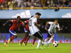 Argentina cuma bisa mencetak satu gol di babak pertama, itu pun melalui tendangan penalti Messi di menit ke-17. Foto: Agustin Marcarian/Reuters