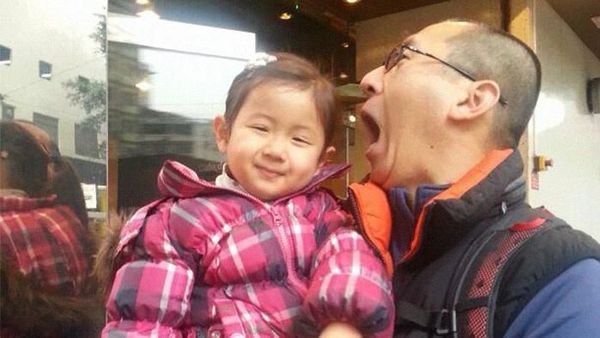 Viral, Foto Kedekatan Ayah-Anak Selama 10 Tahun yang Menghangatkan Hati