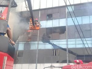 3 Pekerja Terluka Akibat Kebakaran di Gedung StarVision