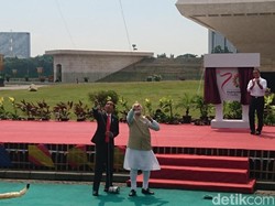 Asyiknya Gaya Jokowi dan PM India Main Layangan di Monas