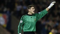 Di final Liga Champions 2002 antara Real Madrid vs Bayer Leverkusen, Iker Casillas masuk di menit ke-67 setelah kiper Cesar Sanchez cedera. Ia melakukan beberapa penyelamatan krusial untuk memastikan El Real menjaga keunggulan 2-1. (Foto: Phil Cole/Getty Images)