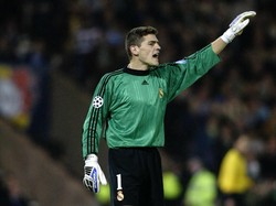 Di final Liga Champions 2002 antara Real Madrid vs Bayer Leverkusen, Iker Casillas masuk di menit ke-67 setelah kiper Cesar Sanchez cedera. Ia melakukan beberapa penyelamatan krusial untuk memastikan El Real menjaga keunggulan 2-1. (Foto: Phil Cole/Getty Images)