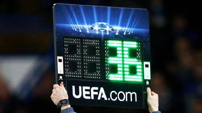 LONDON, ENGLAND - DECEMBER 10:  Ruben Loftus-Cheek of Chelsea comes on as a second half substitute for Cesc Fabregas of Chelsea during the UEFA Champions League group G match between Chelsea and Sporting Clube de Portugal at Stamford Bridge on December 10, 2014 in London, United Kingdom.  (Photo by Clive Mason/Getty Images)