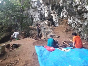 Melihat Gua yang Simpan Lukisan Tangan Purba Tertua di Dunia