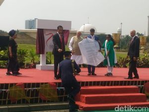 Jokowi-PM India Main Layangan Bareng di Monas Jokowi-PM India Main Layangan Bareng di Monas
