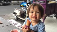 Gemas Banget! Begini Gaya El Barack Putra Jessica Iskandar Saat Makan