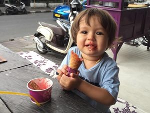 Gemas Banget! Begini Gaya El Barack Putra Jessica Iskandar Saat Makan