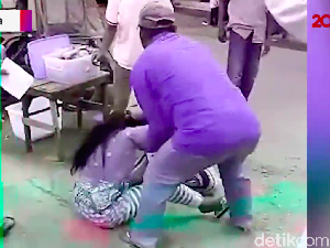 Video Emak-emak Pedagang Takjil Duel Rebutan Lapak Video Emak-emak Pedagang Takjil Duel Rebutan Lapak