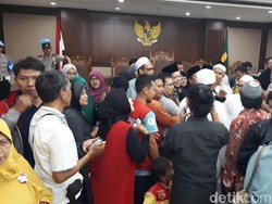 Vonis Lepas Disambut Alfian Tanjung dengan Tangis-Peluk Keluarga
