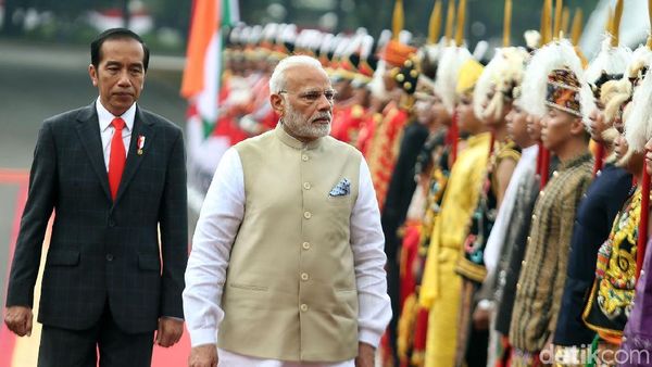 Momen Jokowi Sambut Hangat PM India di Istana