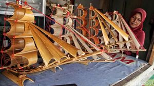 Melihat Uniknya Kerajinan Kapal Bambu di Marunda