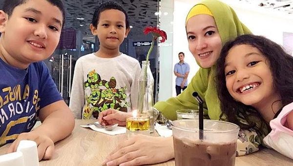 Mantap Berhijrah, Ini 10 Momen Lyra Virna Makan Bareng Keluarga