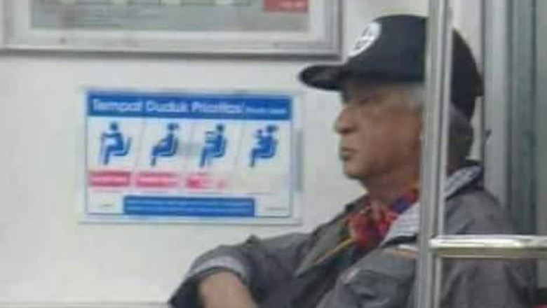 Viral Foto Pria Mirip Soeharto di KRL, Siapa Dia?