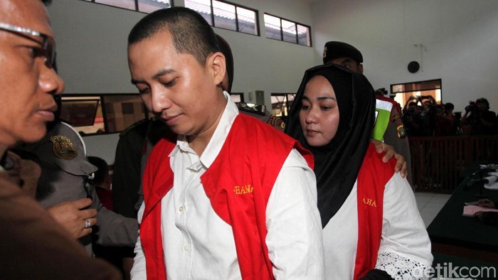 Bos First Travel, Andika Surachman, divonis 20 tahun penjara, sedangkan istrinya, Anniesa Desvitasari Hasibuan, divonis 18 tahun penjara.