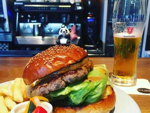 Lucu Banget! Miniatur Panda Ini Berpose dengan Makanan