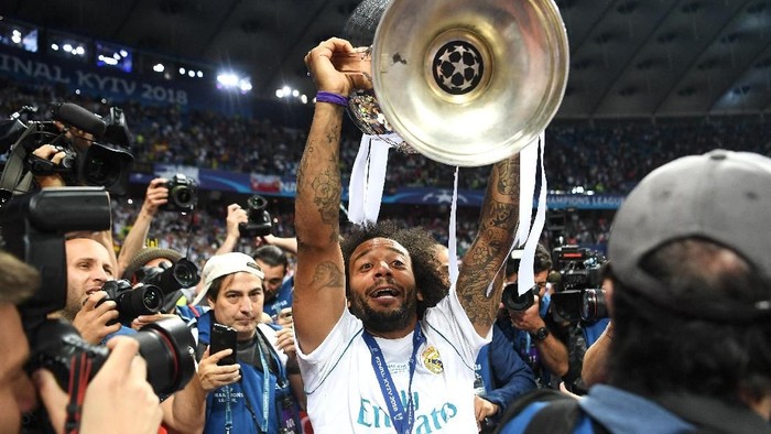 KIEV, UKRAINE - MAY 26:  Marcelo of Real Madrid lifts The UEFA Champions League trophy following his sides victory in the UEFA Champions League Final between Real Madrid and Liverpool at NSC Olimpiyskiy Stadium on May 26, 2018 in Kiev, Ukraine.  (Photo by Michael Regan/Getty Images)
