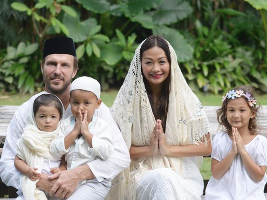 Tak Mau Disebut Imam Keluarga, Indah Kalalo Ingin Belajar Islam Bareng Suami Tak Mau Disebut Imam Keluarga, Indah Kalalo Ingin Belajar Islam Bareng Suami