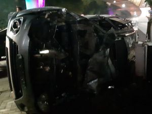 Mobil Terguling di Jalan Prapanca Jaksel