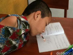 Haru Melihat Semangat Tio Bocah Tanpa Tangan dan Kaki Bersekolah