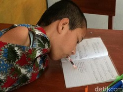 Haru Melihat Semangat Tio Bocah Tanpa Tangan dan Kaki Bersekolah