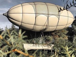 Eh, Ini Balon Udaranya Nyasar atau Gimana?