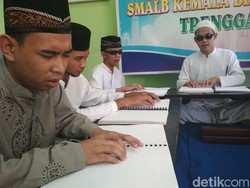 Siswa Tuna Netra Ini Semangat Belajar Baca Alquran Braile