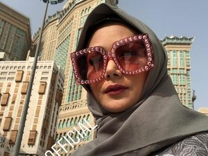 Pakai Hijab, Syahrini hingga Awkarin Malah Dinyinyirin Netizen Pakai Hijab, Syahrini hingga Awkarin Malah Dinyinyirin Netizen