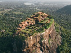 Istana Ajaib di Atas Batu Raksasa Sri Lanka