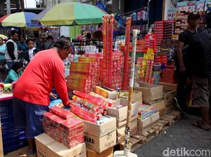Banjir Kembang Api dan Petasan asal China Jelang Tahun Baru