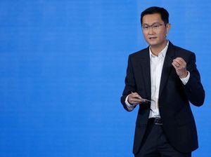 Orang Terkaya China Cemaskan Perang AS Lawan Huawei Orang Terkaya China Cemaskan Perang AS Lawan Huawei