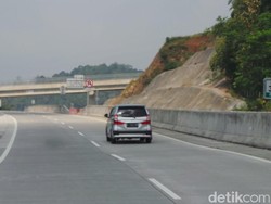 Wus... Mobil Melesat di Tol Ngawi-Salatiga yang Siap Dipakai Mudik
