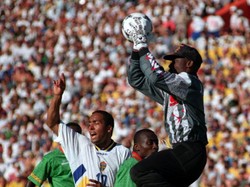 10. Joseph Antoine Bell (Kamerun). Bell masuk skuat Piala Dunia 1982 dan 1990 tapi tidak memainkan satu pertandingan pun. Penjaga gawang itu baru main di Piaka Dunia 1994 dan menjadi salah satu pemain tertua Piala Dunia di usia 39 tahun, 8 bulan, dan 16 hari. (Foto: Stephen Dunn/Getty Images)