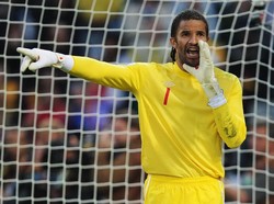 8. David James (Inggris). James tampil 53 kali di bawah mistar gawang Inggris (1997–2010). Sebelum pensiun tahun 2010, ia tampil di Piala Dunia ketika berusia 39 tahun, 10 bulan, dan 26 hari. (Foto: Clive Mason/Getty Images)
