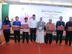 Menaker Hanif Beri Santunan ke Satpam Hingga Tukang Sapu