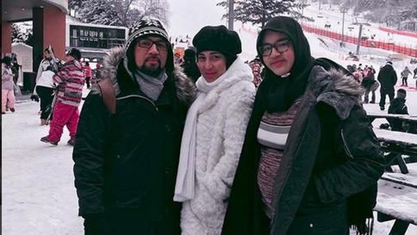 Jarang Muncul di TV, Begini Kabar Devi Permatasari dan Keluarga