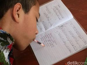 Salut, Tanpa Tangan dan Kaki Bocah Ciamis Ini Nulis Pakai Mulut