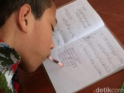 Salut, Tanpa Tangan dan Kaki Bocah Ciamis Ini Nulis Pakai Mulut