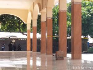 Ada Kardus Mencurigakan di Teras Masjid, Gegana Didatangkan Ada Kardus Mencurigakan di Teras Masjid, Gegana Didatangkan
