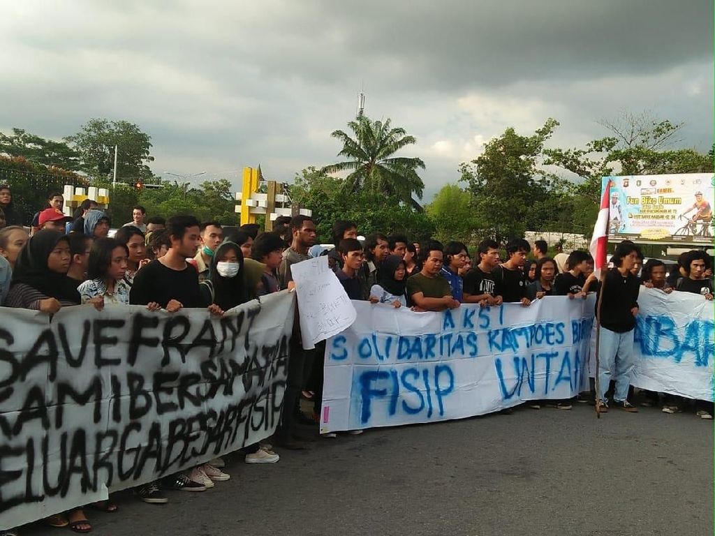 Mahasiswa Demo Minta Frantinus Tersangka Candaan Bom Dibebaskan