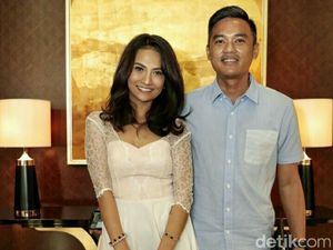 Pacaran dengan Polisi, Vanessa Angel Dilamar di Depan Umum