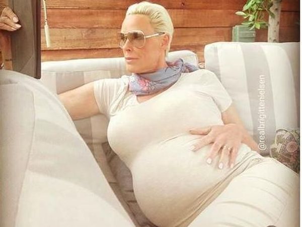 10 Fakta Mengejutkan Artis 54 Tahun yang Hamil dengan Mantan Pelayan